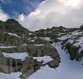 Paredes de granito bajo un amenazante cielo